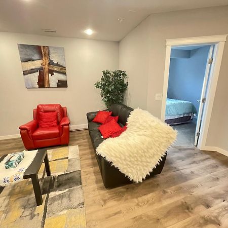 Comfortable And Beautiful Brand-New Suite Bsmt-Two Bedroom, Two Washrooms YYC Kültér fotó