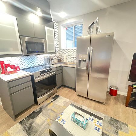 Comfortable And Beautiful Brand-New Suite Bsmt-Two Bedroom, Two Washrooms YYC Kültér fotó
