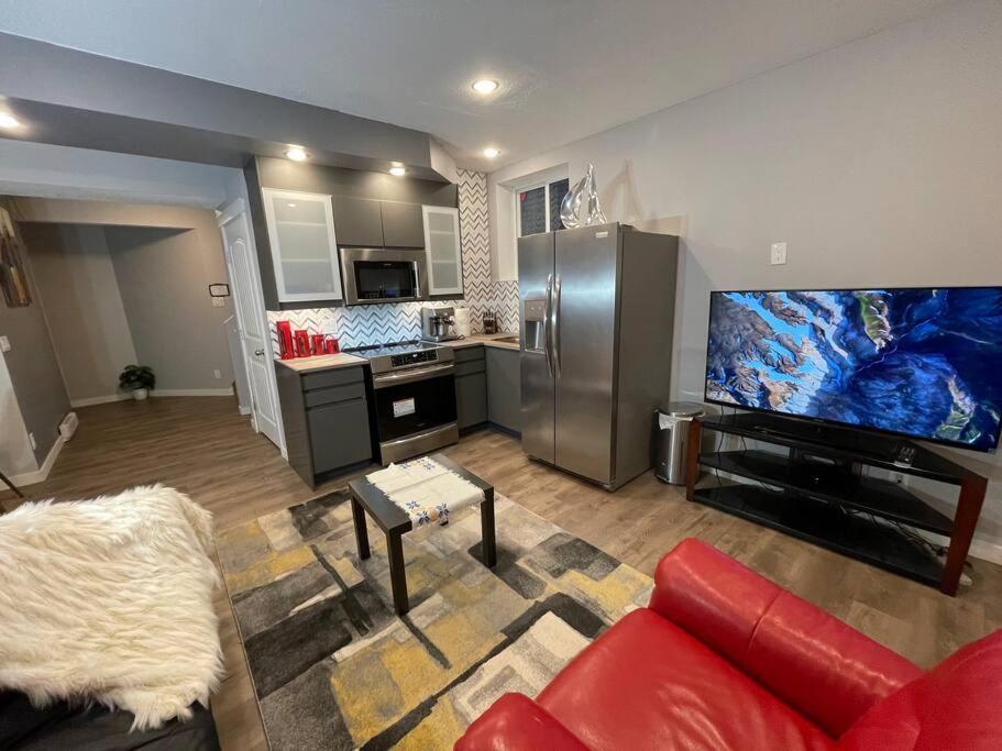 Comfortable And Beautiful Brand-New Suite Bsmt-Two Bedroom, Two Washrooms YYC Kültér fotó