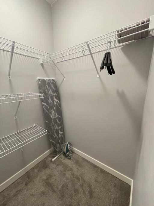 Comfortable And Beautiful Brand-New Suite Bsmt-Two Bedroom, Two Washrooms YYC Kültér fotó