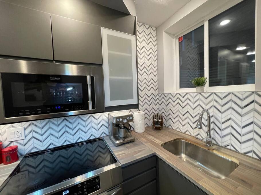 Comfortable And Beautiful Brand-New Suite Bsmt-Two Bedroom, Two Washrooms YYC Kültér fotó