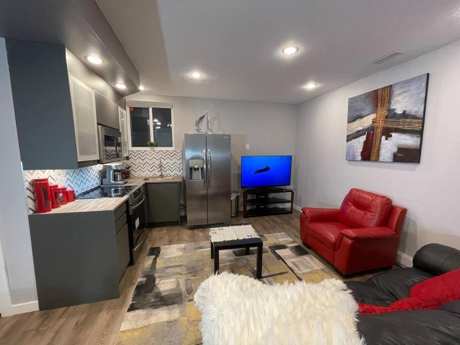 Comfortable And Beautiful Brand-New Suite Bsmt-Two Bedroom, Two Washrooms YYC Kültér fotó