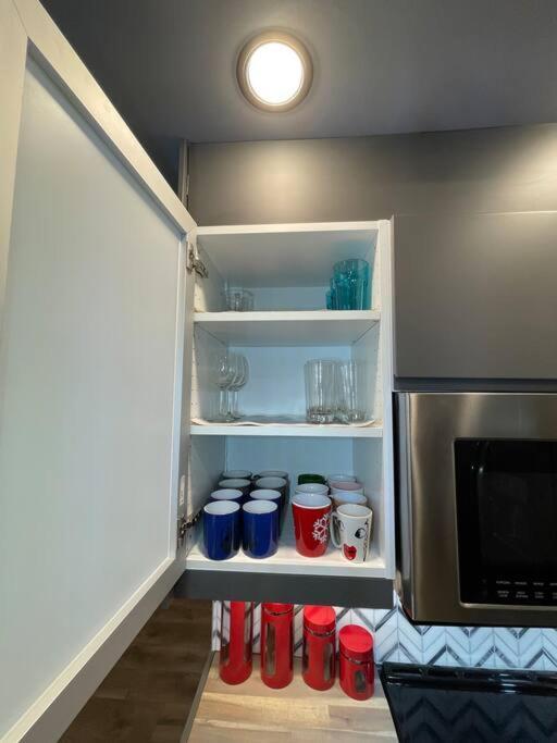 Comfortable And Beautiful Brand-New Suite Bsmt-Two Bedroom, Two Washrooms YYC Kültér fotó