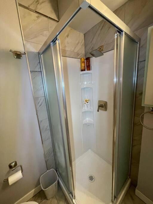 Comfortable And Beautiful Brand-New Suite Bsmt-Two Bedroom, Two Washrooms YYC Kültér fotó