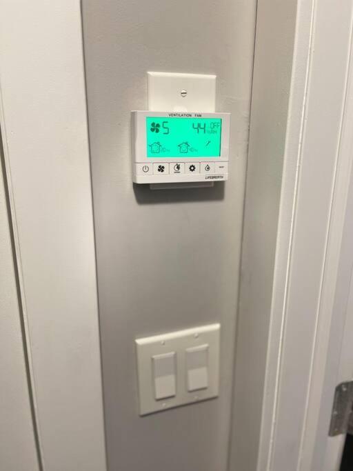 Comfortable And Beautiful Brand-New Suite Bsmt-Two Bedroom, Two Washrooms YYC Kültér fotó