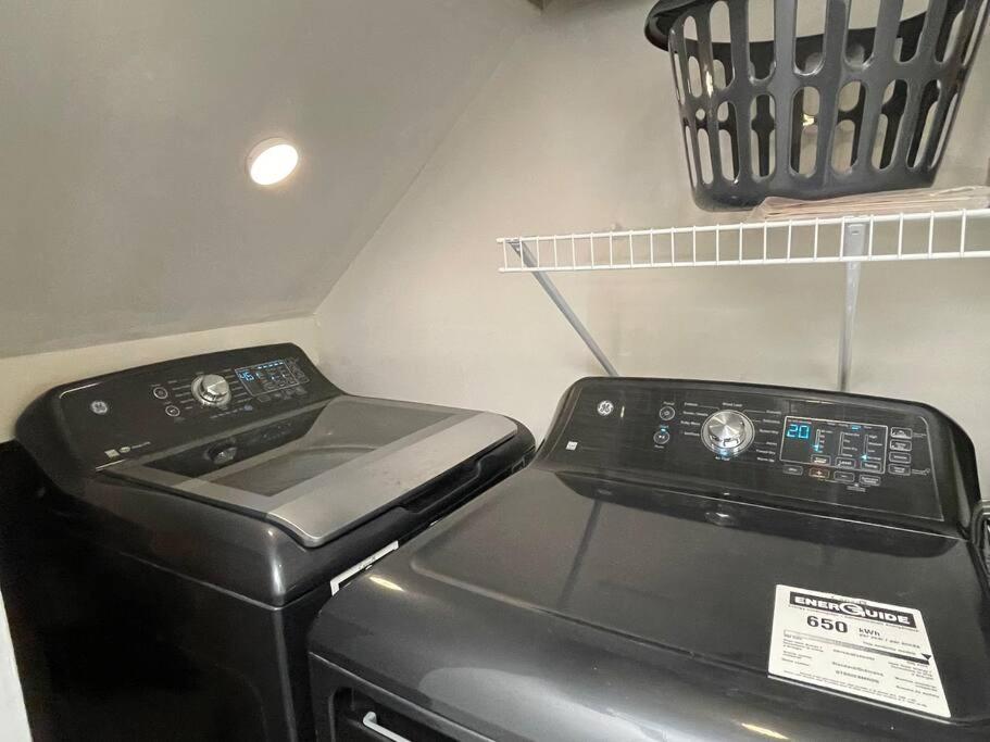 Comfortable And Beautiful Brand-New Suite Bsmt-Two Bedroom, Two Washrooms YYC Kültér fotó