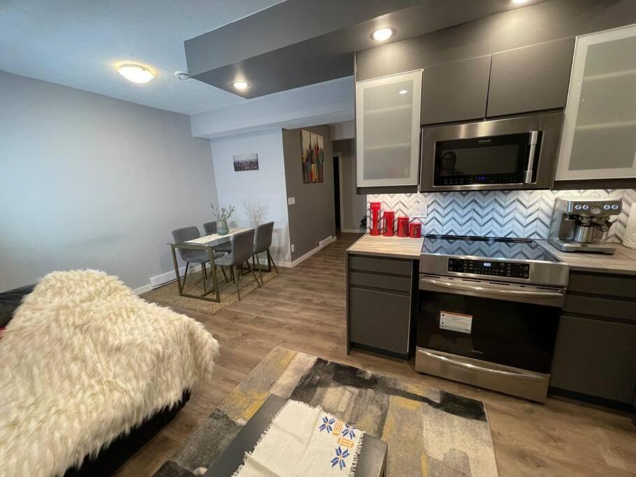 Comfortable And Beautiful Brand-New Suite Bsmt-Two Bedroom, Two Washrooms YYC Kültér fotó