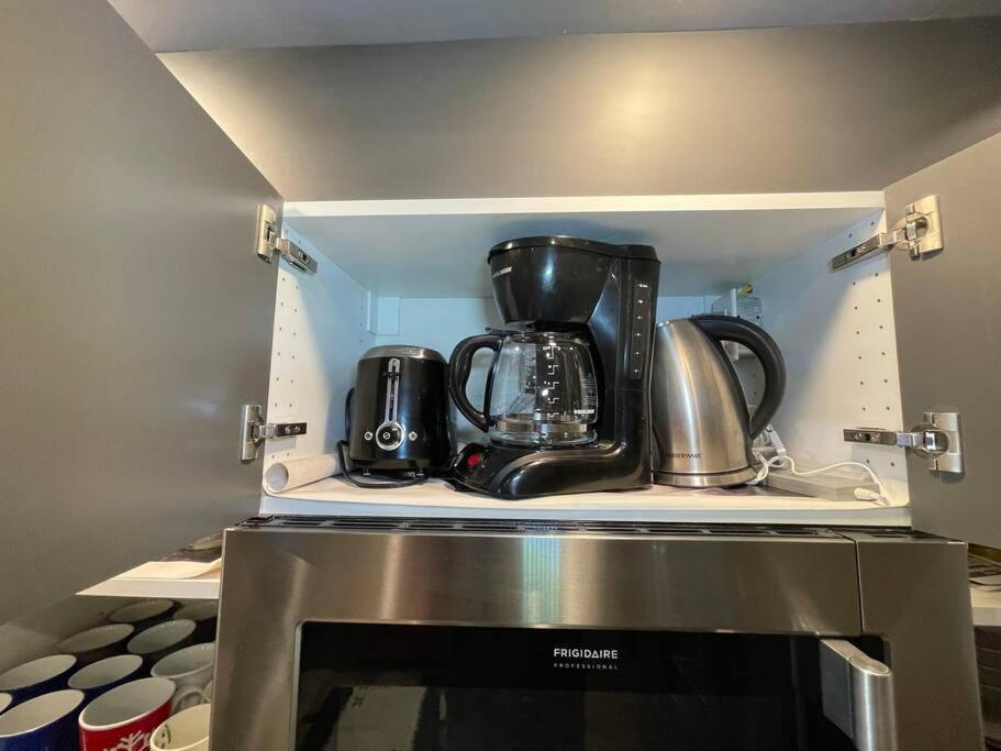 Comfortable And Beautiful Brand-New Suite Bsmt-Two Bedroom, Two Washrooms YYC Kültér fotó
