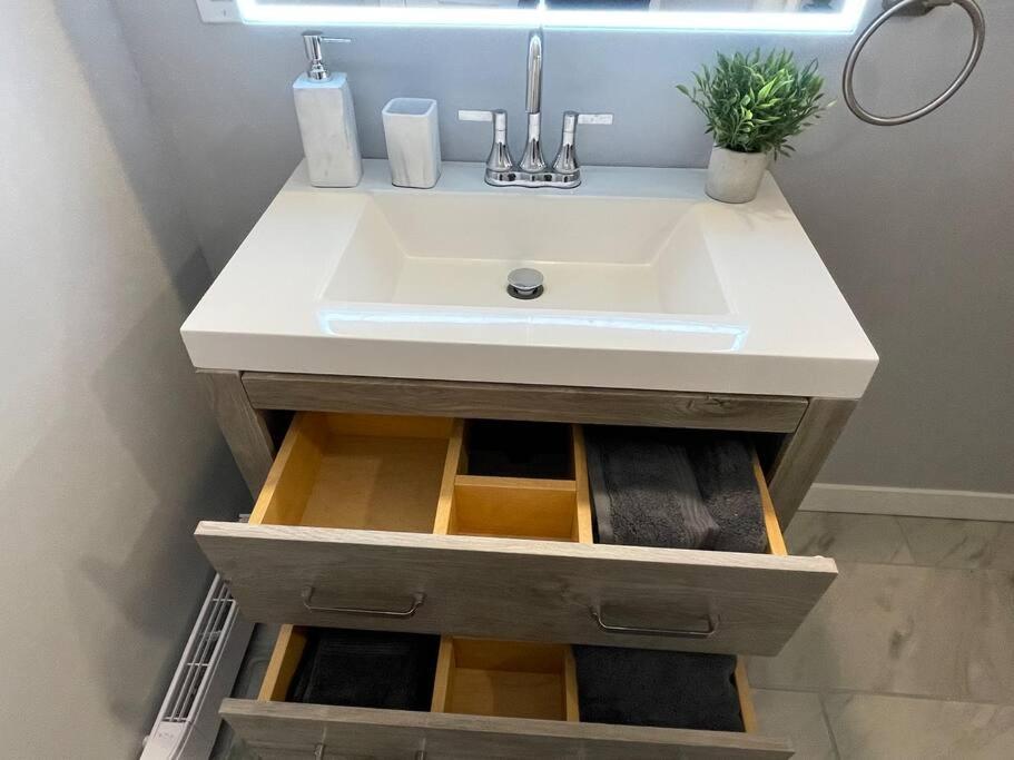Comfortable And Beautiful Brand-New Suite Bsmt-Two Bedroom, Two Washrooms YYC Kültér fotó