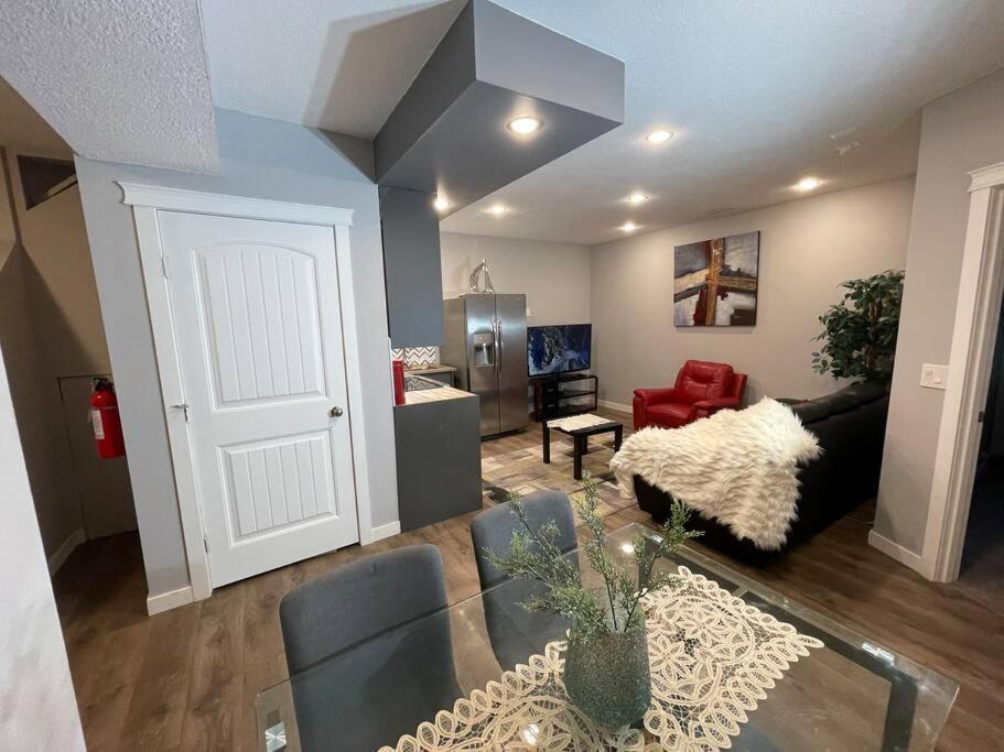 Comfortable And Beautiful Brand-New Suite Bsmt-Two Bedroom, Two Washrooms YYC Kültér fotó