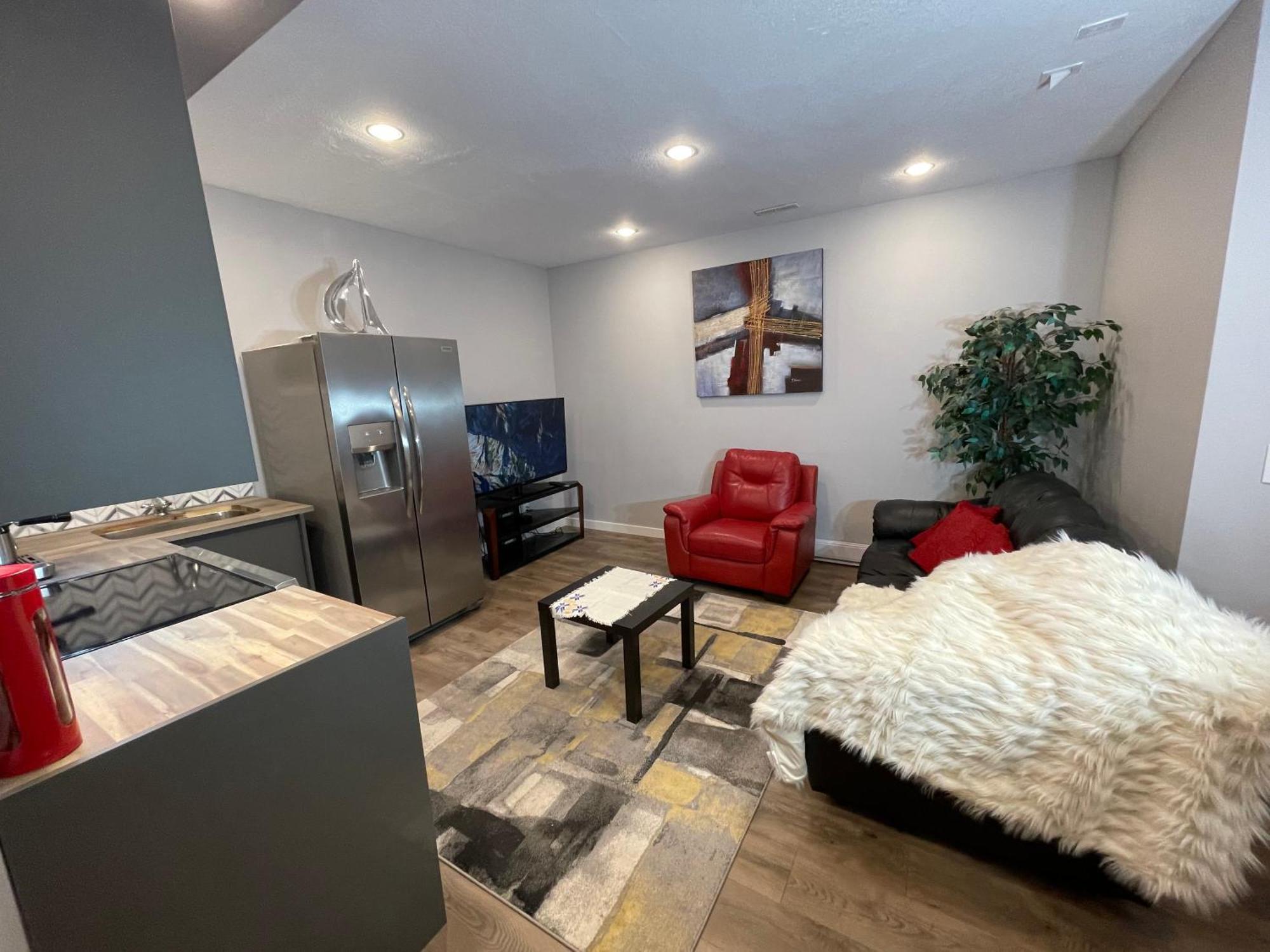 Comfortable And Beautiful Brand-New Suite Bsmt-Two Bedroom, Two Washrooms YYC Kültér fotó