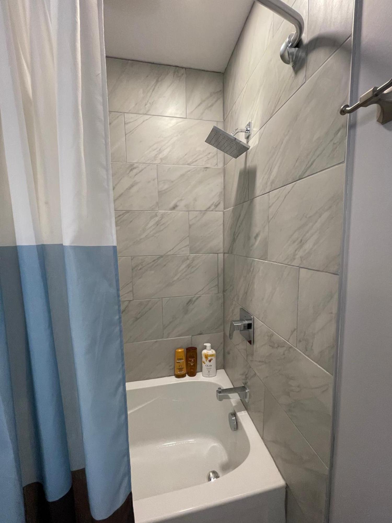 Comfortable And Beautiful Brand-New Suite Bsmt-Two Bedroom, Two Washrooms YYC Kültér fotó