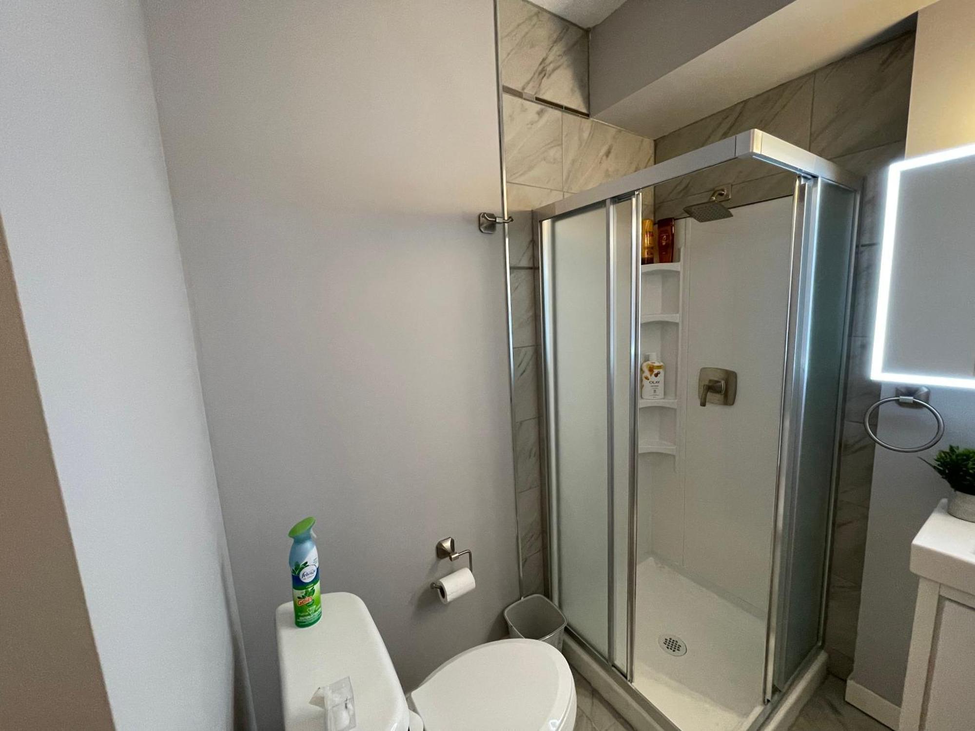 Comfortable And Beautiful Brand-New Suite Bsmt-Two Bedroom, Two Washrooms YYC Kültér fotó