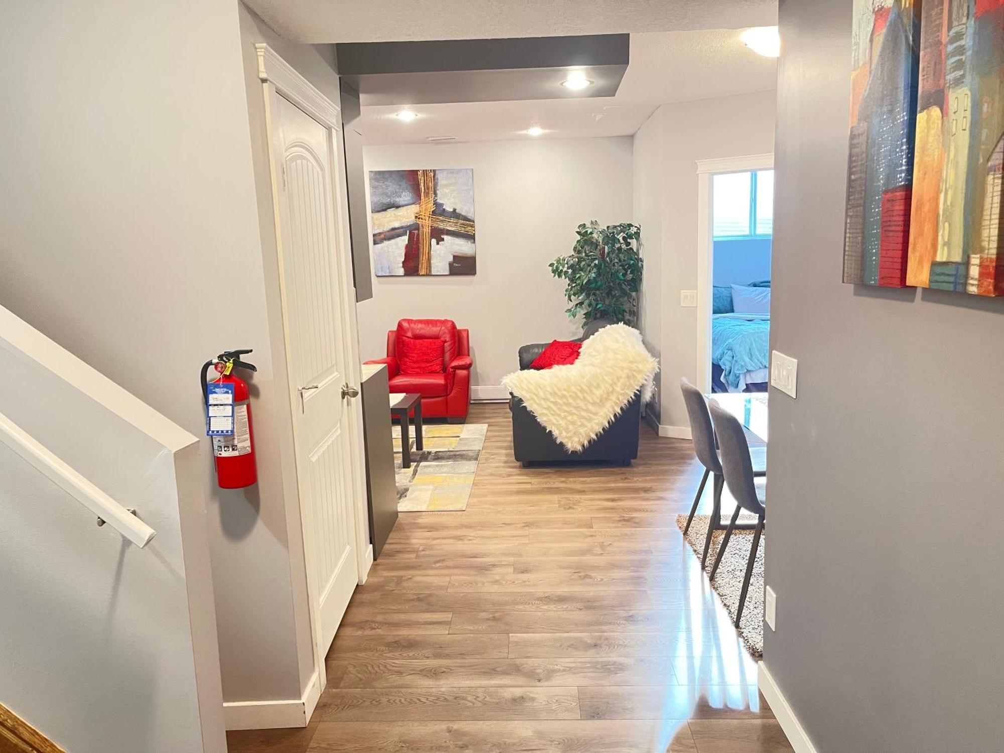 Comfortable And Beautiful Brand-New Suite Bsmt-Two Bedroom, Two Washrooms YYC Kültér fotó