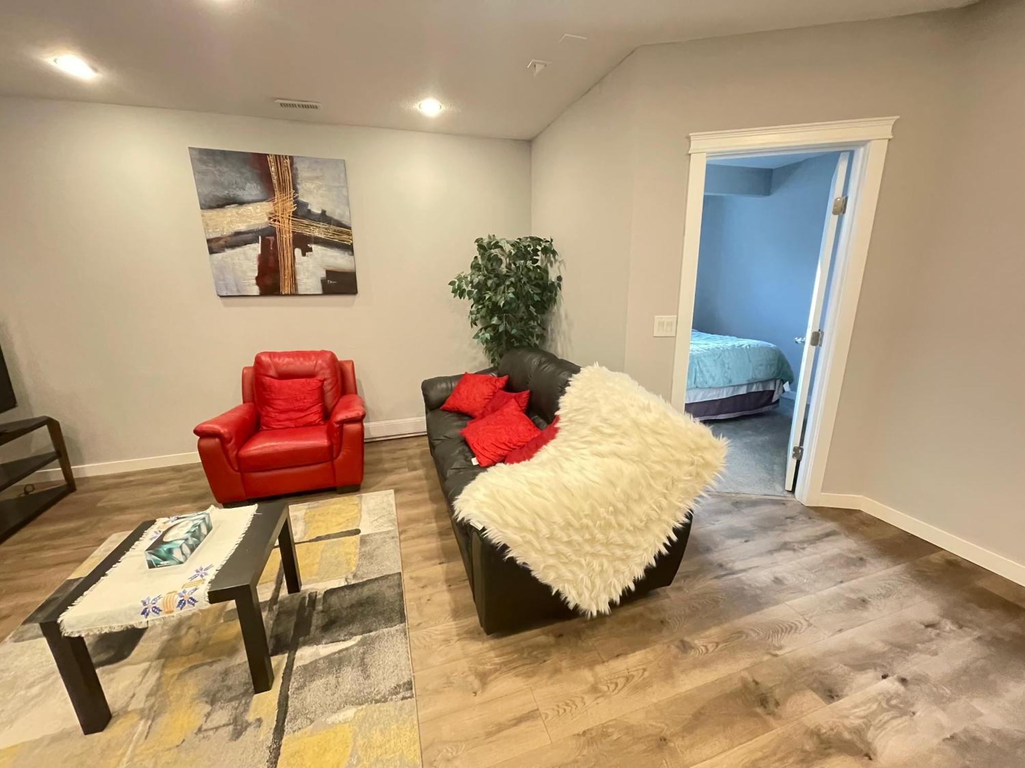 Comfortable And Beautiful Brand-New Suite Bsmt-Two Bedroom, Two Washrooms YYC Kültér fotó