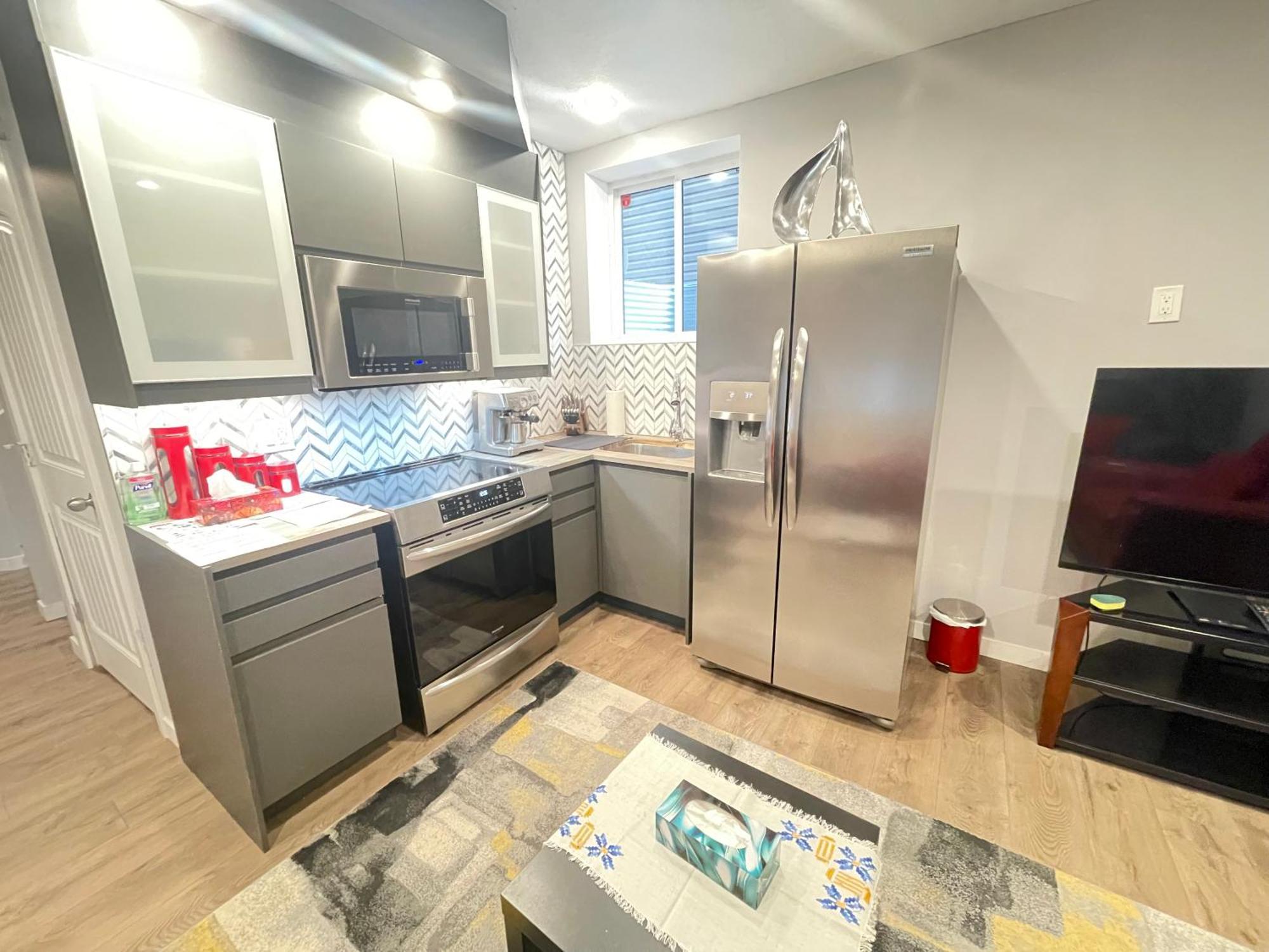 Comfortable And Beautiful Brand-New Suite Bsmt-Two Bedroom, Two Washrooms YYC Kültér fotó