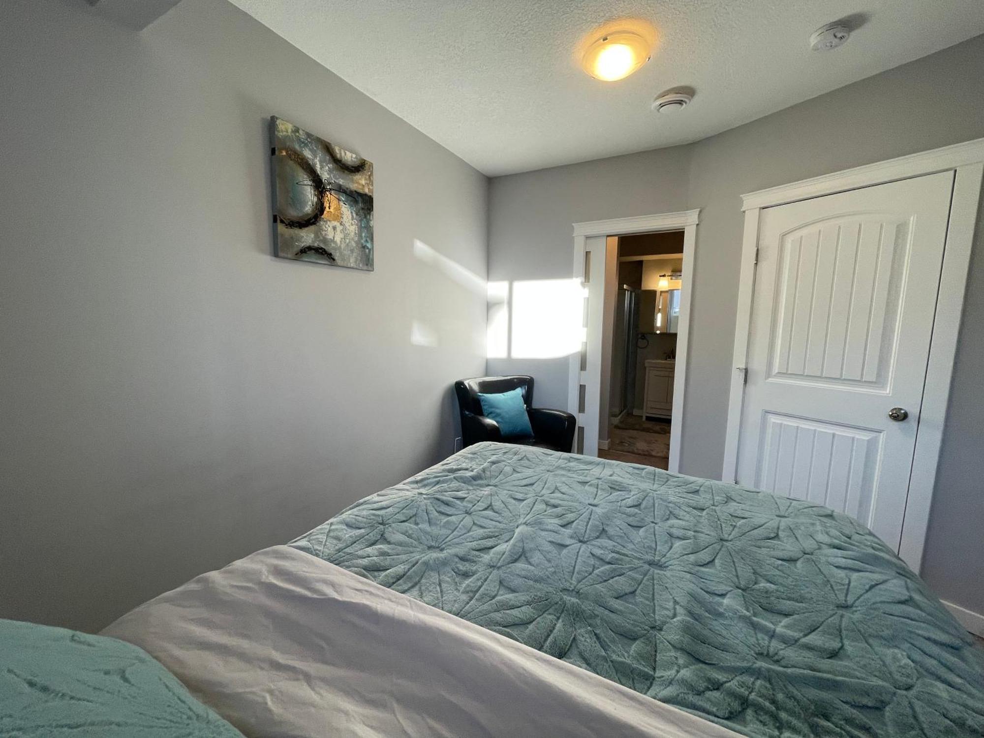 Comfortable And Beautiful Brand-New Suite Bsmt-Two Bedroom, Two Washrooms YYC Kültér fotó
