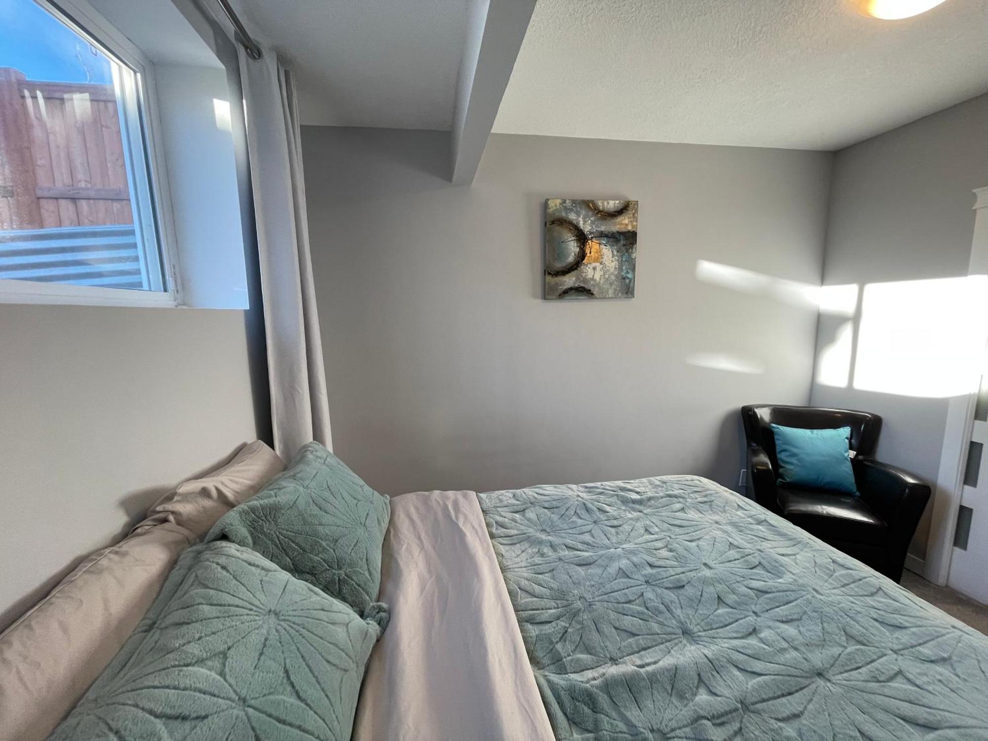 Comfortable And Beautiful Brand-New Suite Bsmt-Two Bedroom, Two Washrooms YYC Kültér fotó