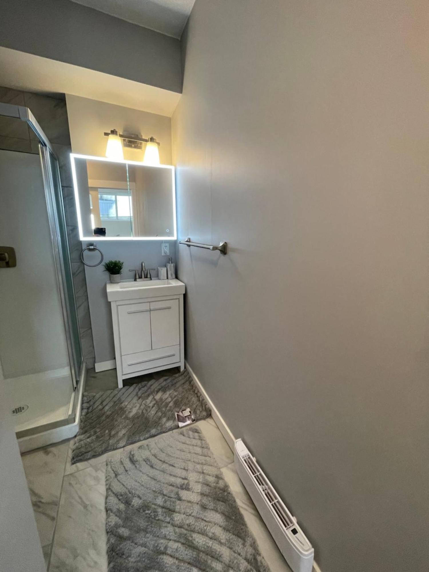 Comfortable And Beautiful Brand-New Suite Bsmt-Two Bedroom, Two Washrooms YYC Kültér fotó